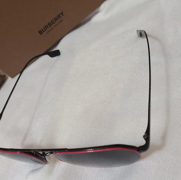 ☆☆GIFTED☆☆ Burberry aviator sunglasses with case. - Picture 8 of 13